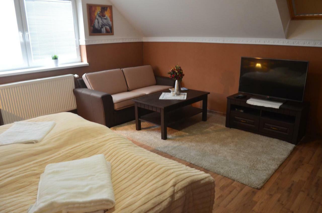 Ezathouse Devicie Hotel Krupina Bagian luar foto