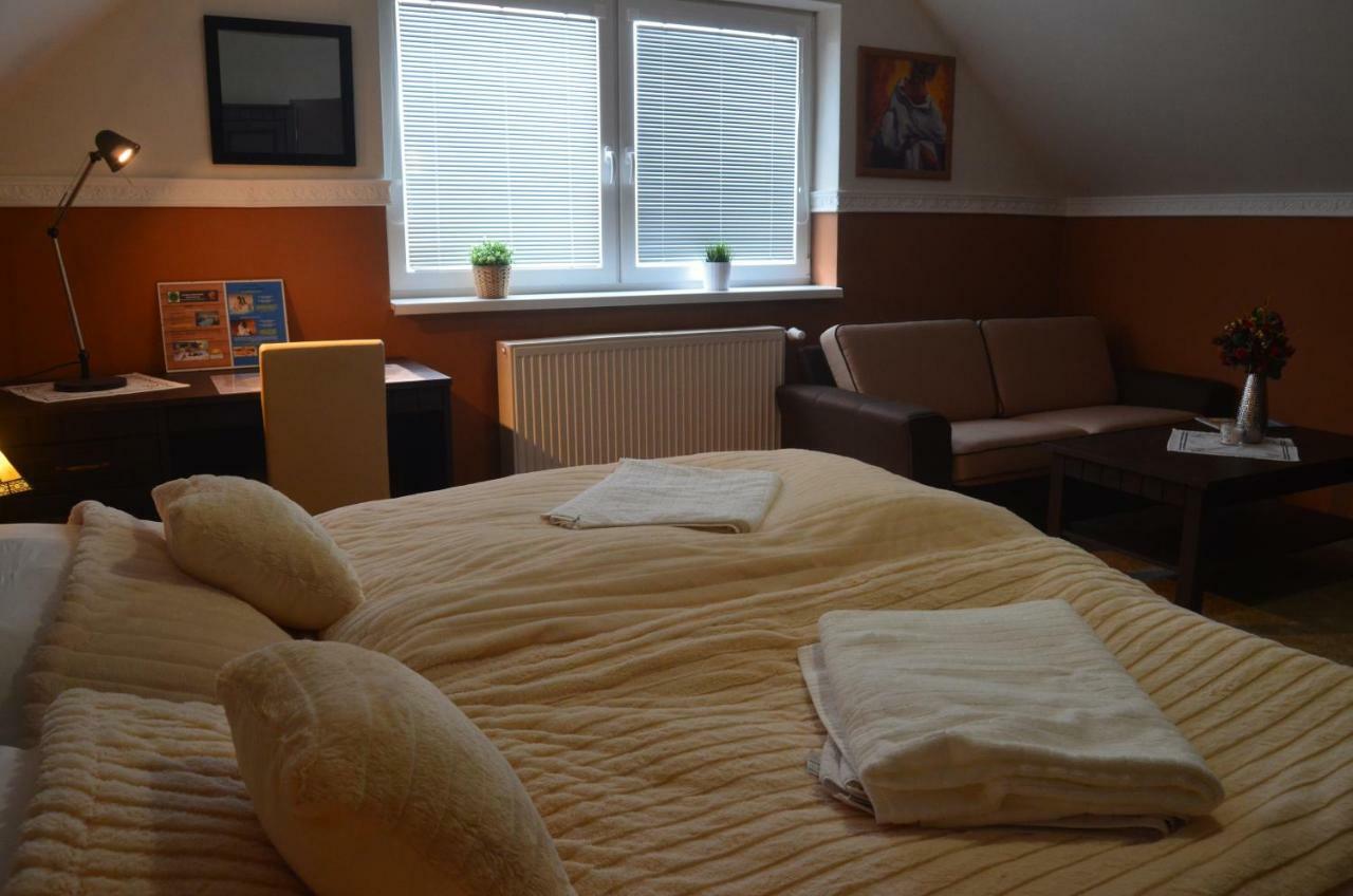 Ezathouse Devicie Hotel Krupina Bagian luar foto